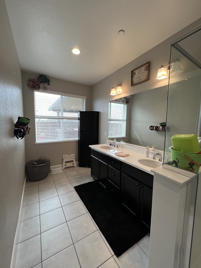 Building Photo - 561 Kingbird Cir