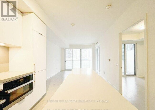 Building Photo - 15 Queens Quay E