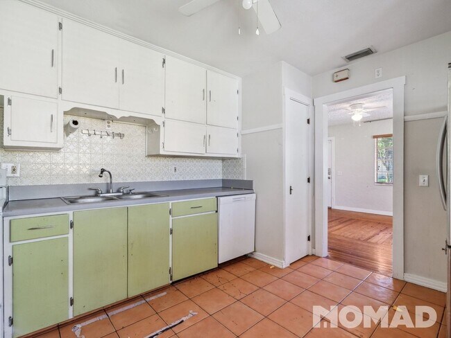 Building Photo - 2 Bedroom Single Family Home in Tampa