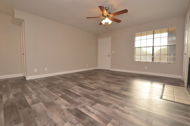 Foto del edificio - 1/1 Condo in Altamonte Springs ~ Gated Lakefront Community ~ LVP Flooring & Updated Kitchen/Bath!