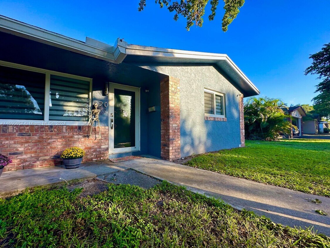 Primary Photo - 320 Holloway Dr