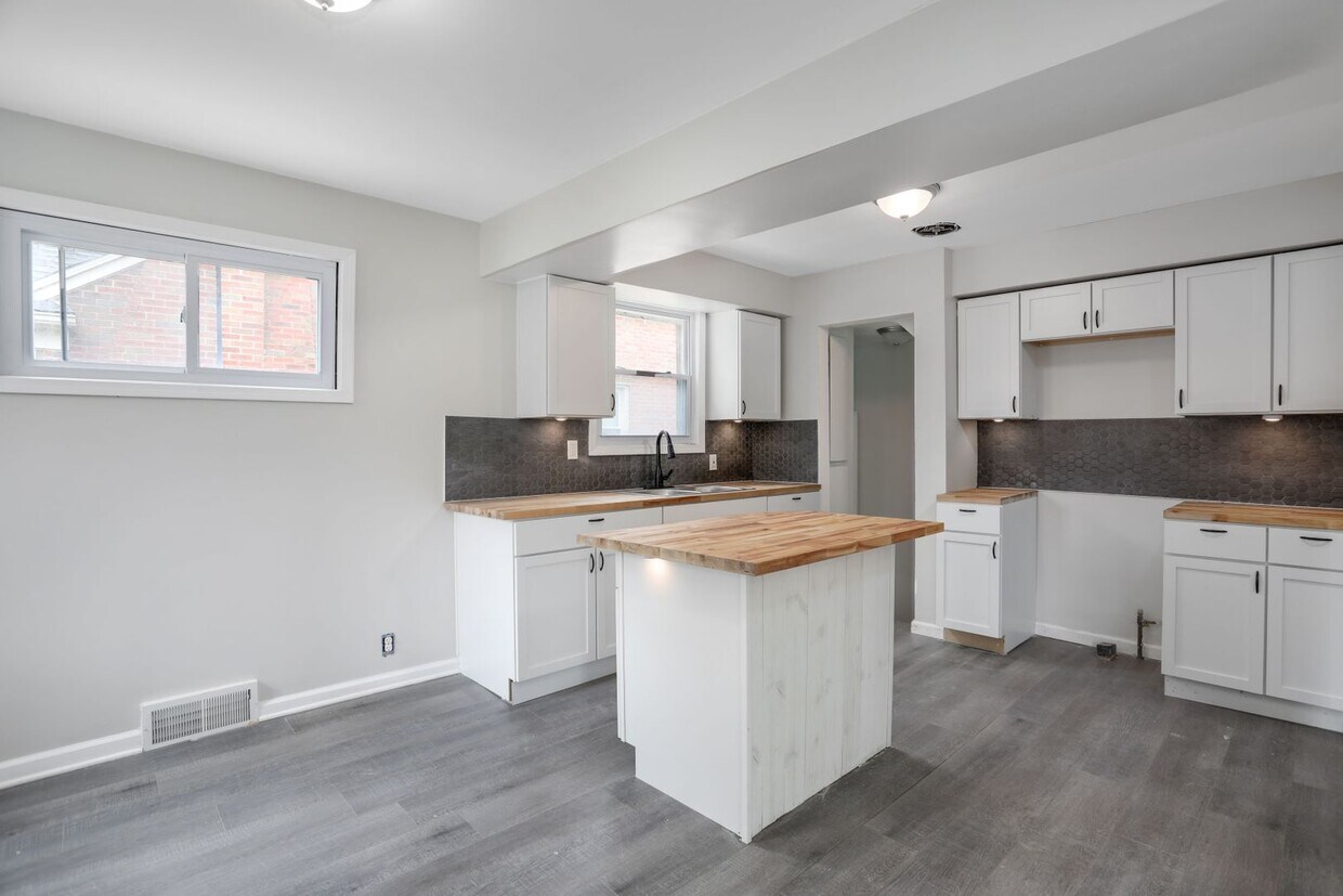 Foto principal - Completely remodeled 3 bed/1 bath Single F...