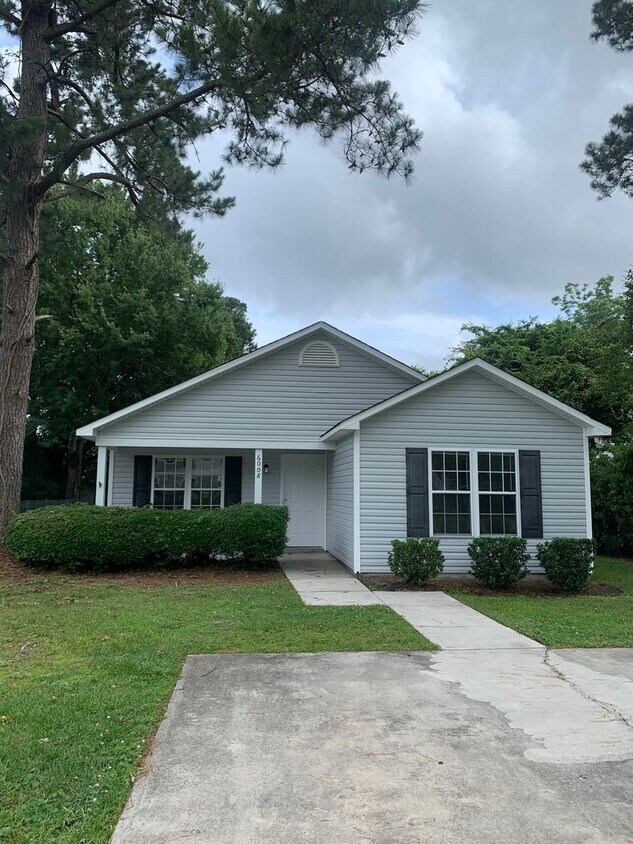 Primary Photo - 3 Bedroom 2 Bath on Park Ave. Available