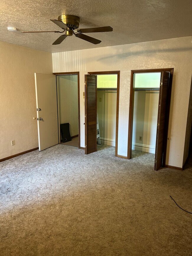 Building Photo - Conveniently Located 1 Bed, 1 Bath Apartme...