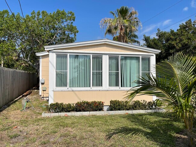 Foto del edificio - 4680 NE Indian River Dr