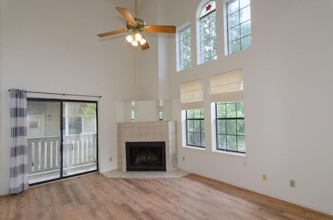 Foto del edificio - Quaint townhouse style condominium in Hyde...