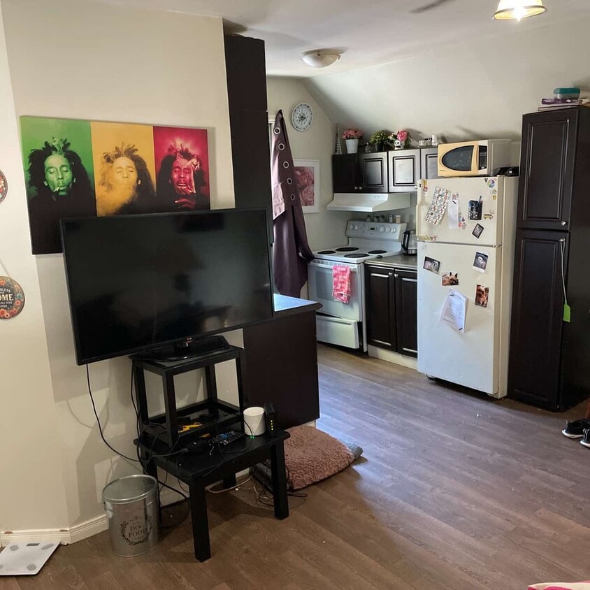 Building Photo - Upper One-Bedroom, steps from downtown Mid...
