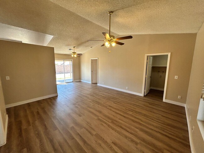 Building Photo - *NEW* Paint *NEW* Flooring *NO* HOA Glenda...