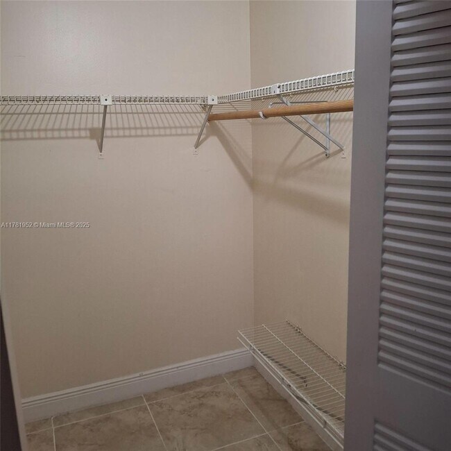 Foto del edificio - 10877 NW 7th St