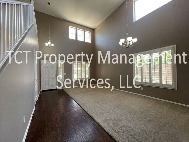 Foto del edificio - Updated 4 Bedroom on Corner Lot!