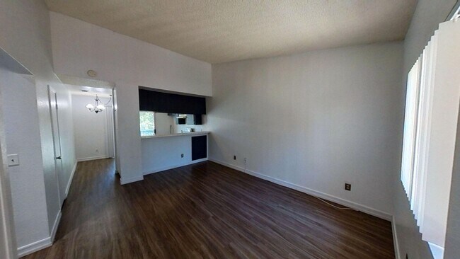 Building Photo - PRICE REDUCTION!! Cozy 2 Bedroom 1 Bathroo...