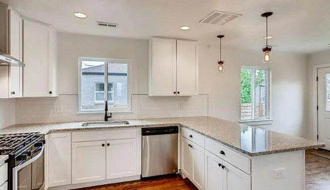 Foto del edificio - Three bedroom, 2 bathroom modern property!...