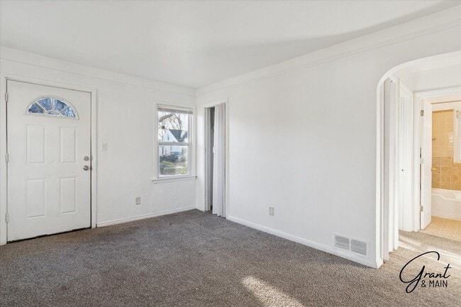 Building Photo - $1,100/month - 2 Bed 1 Bath