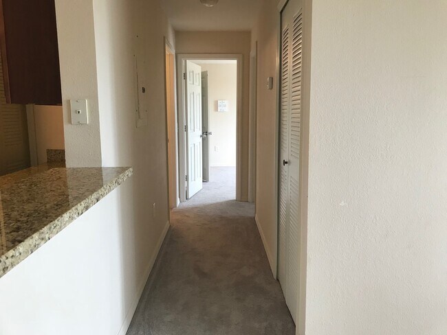 Foto del edificio - Conveniently located 2/2.