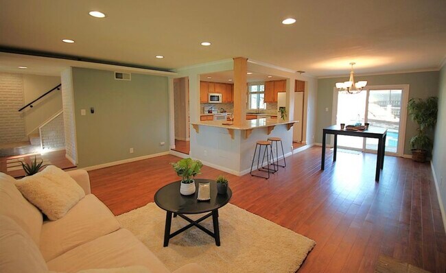 Foto del edificio - 2255 La Grama Dr