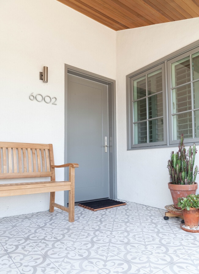 Foto del edificio - 6002 Barton Ave