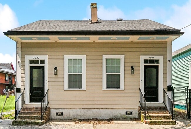 Building Photo - 2022 Bienville St