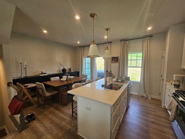 Building Photo - 3 Bedroom, 2.5 Bathroom Townhome, Availabl...