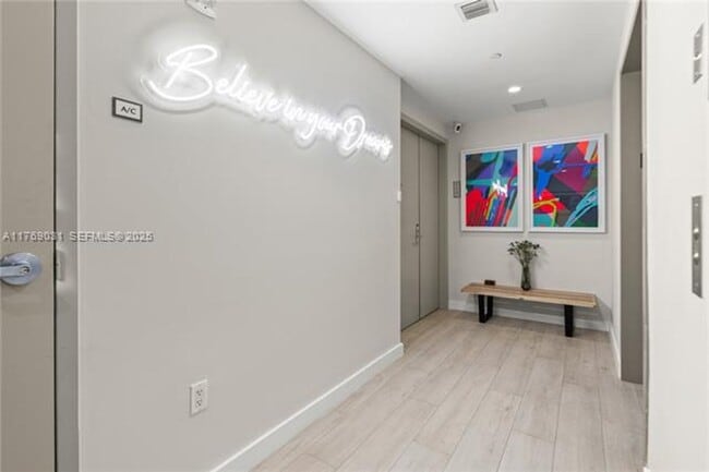 Foto del edificio - 488 NE 18th St