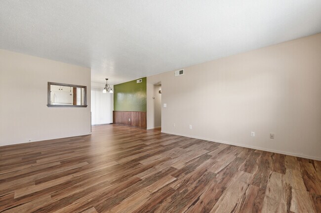Foto del edificio - 11307 N May Ave