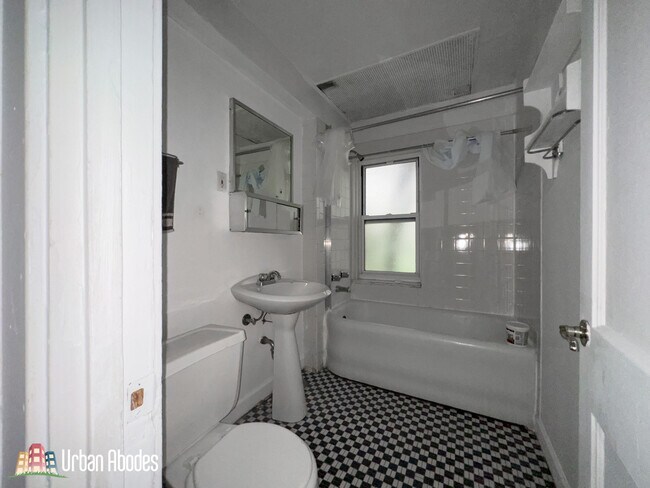 Building Photo - 1440 W Thorndale Ave