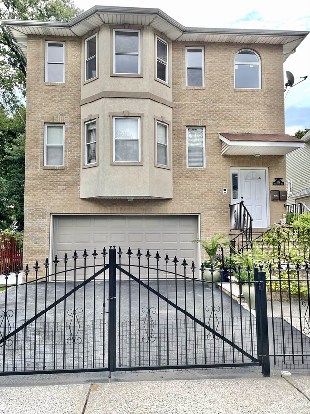 132 Hollywood Ave, East Orange, NJ 07018 Condo for Rent in East