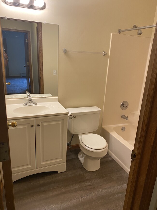 Baño - Shorewood Place Apartments