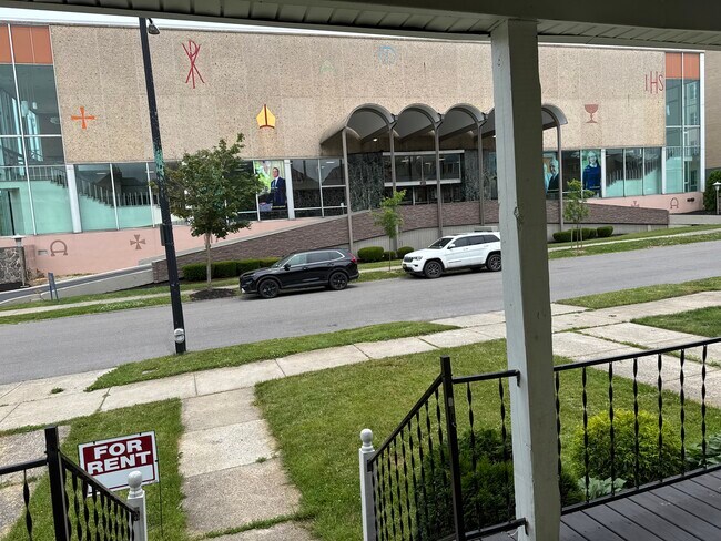 Foto del edificio - 77 Hughes Ave