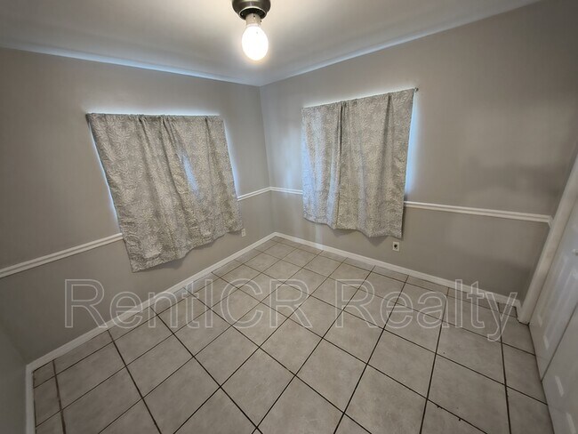 Foto del edificio - 2128 Riviera Dr