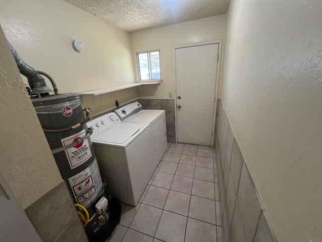 Foto del edificio - Oroville-3 bedroom 1 bath home, garage, yard.