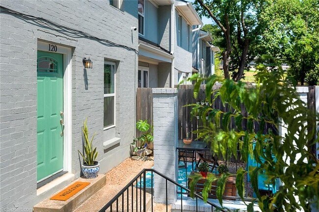 Foto del edificio - 6211 Manor Rd