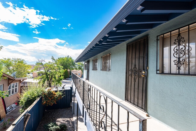 Building Photo - 206 Princeton Dr SE