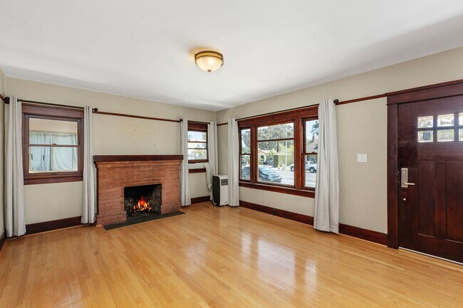 Foto del edificio - Mission Hills Craftsman!