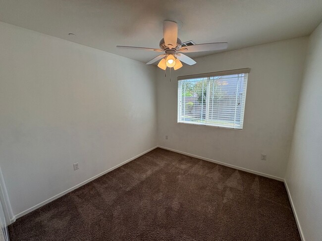 Building Photo - Tulare home move-in ready!