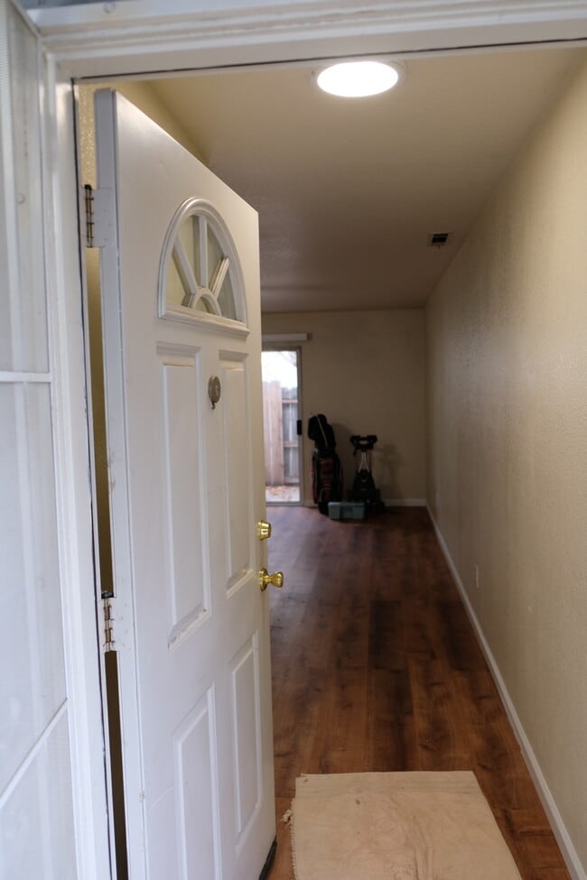 Front Door & Hallway - 118 W Beverly Pl