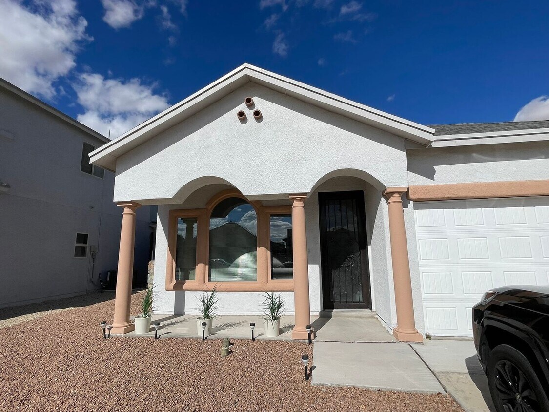 Foto principal - RECENTLY BUILT MODERN EASTSIDE HOME