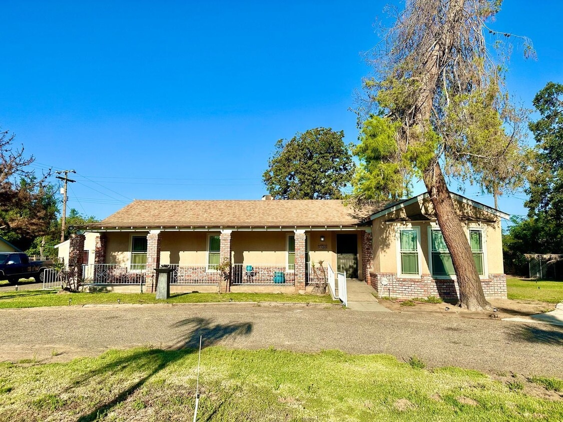 Primary Photo - 4 br, 2 bath House - 1120 S Clovis Ave