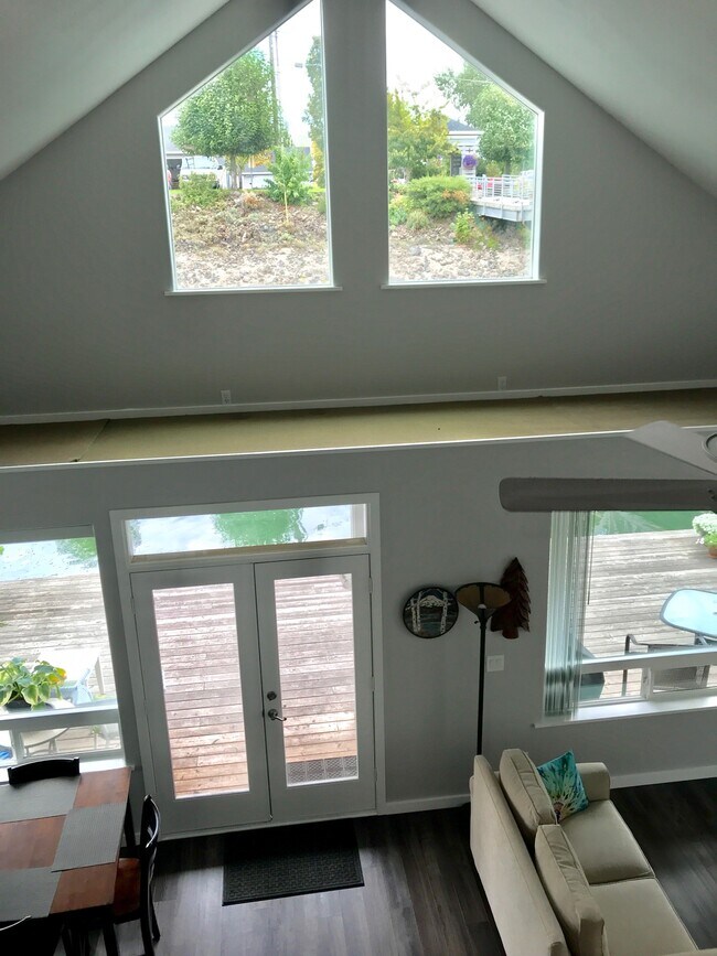 Light and bright space - 2630 N Hayden Island Dr