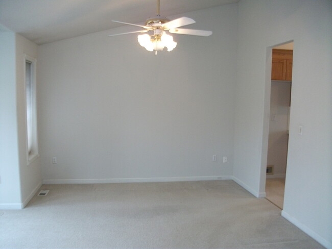 Building Photo - Southview Heights Spacious 3 Bedroom/2 Bat...