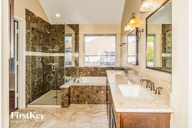 Foto del edificio - 8713 Briarcrest Dr