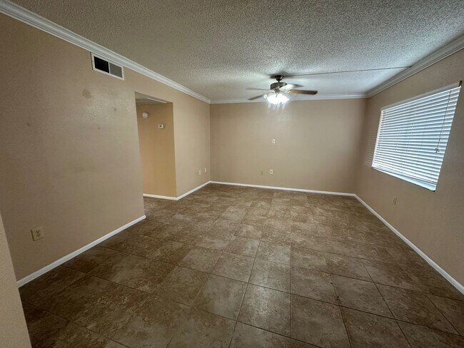 Building Photo - 2br - 1000ft2 - Affordable UPTOWN AREA 2 Full Suite UNIT ! WHY PAY MORE?