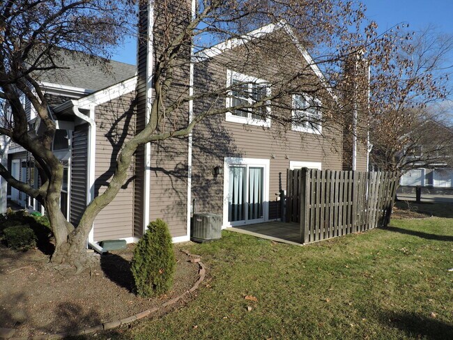 Foto del edificio - 1246 N Knollwood Dr