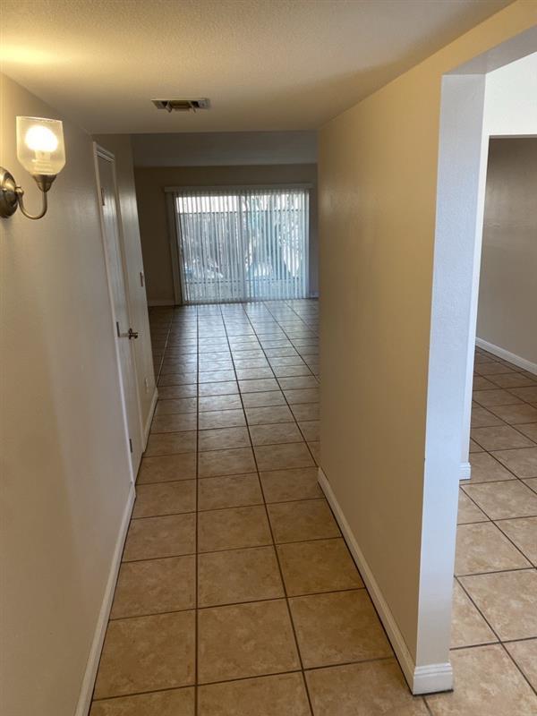 Building Photo - 920 S Pantano Rd
