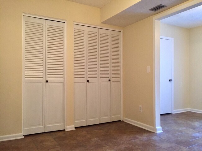 Foto del edificio - 2 Bed 1.5 Bath two story condo.