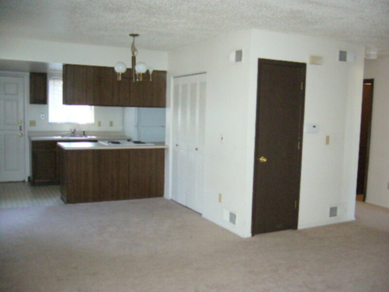 Building Photo - Ground floor townhouse, 2 bedrooms with ga...