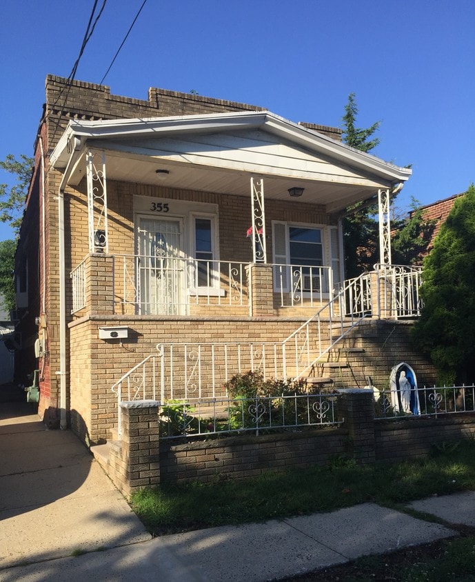 Primary Photo - 355 Leon Ave