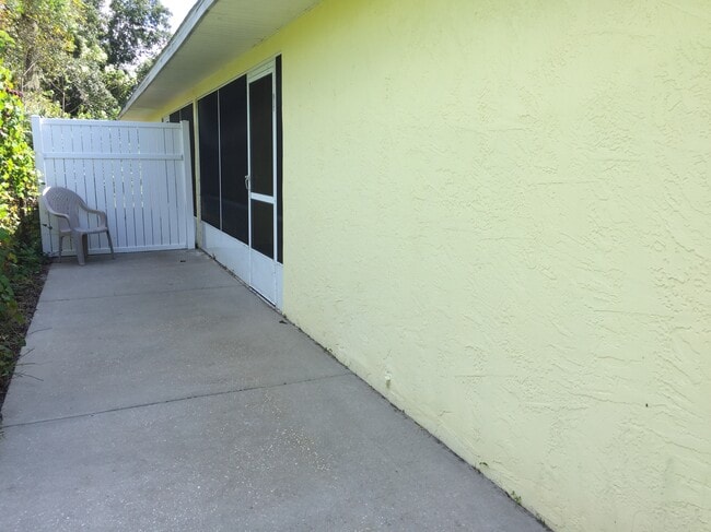 Building Photo - 3321 India Palm Dr