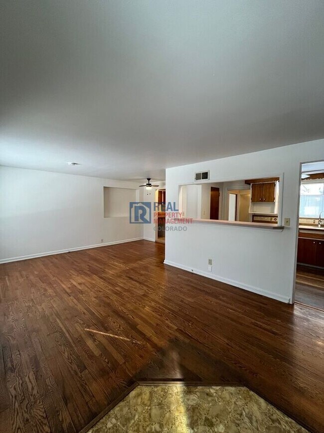 Building Photo - 865 Balsam St