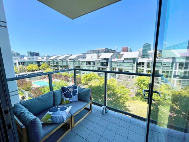 Foto del edificio - Luxurious Condo at Madrone w/Bay, City Vie...