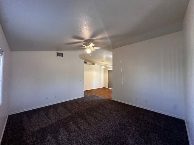 Building Photo - 3 Bedroom 2 Bathroom Home